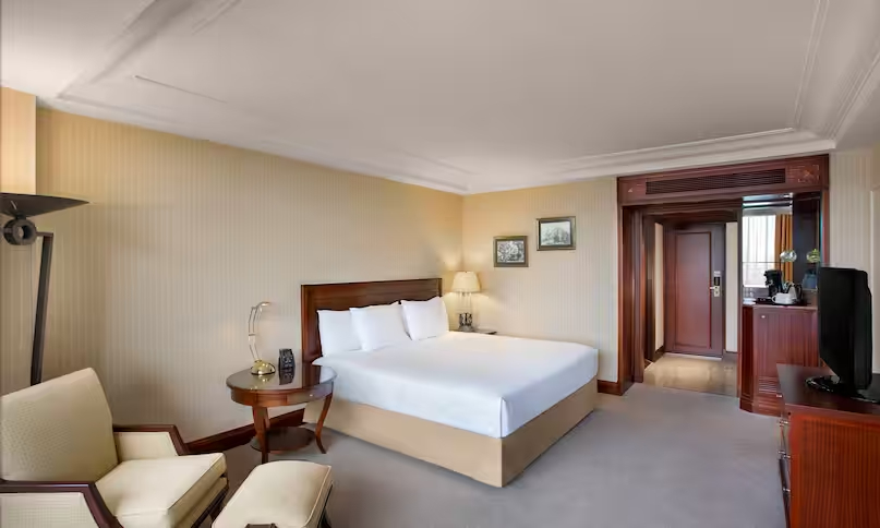 Hilton Istanbul Bosphorus Представительский номер, 1 двуспальная кровать «Кинг-сайз», доступ в бизнес-центр, вид на город
