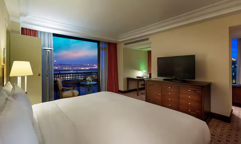 Hilton Istanbul Bosphorus Улучшенный люкс, 1 двуспальная кровать «Кинг-сайз»